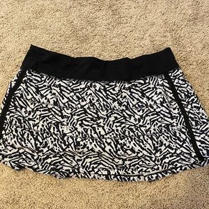 Lululemon 10 regular black and white skirt